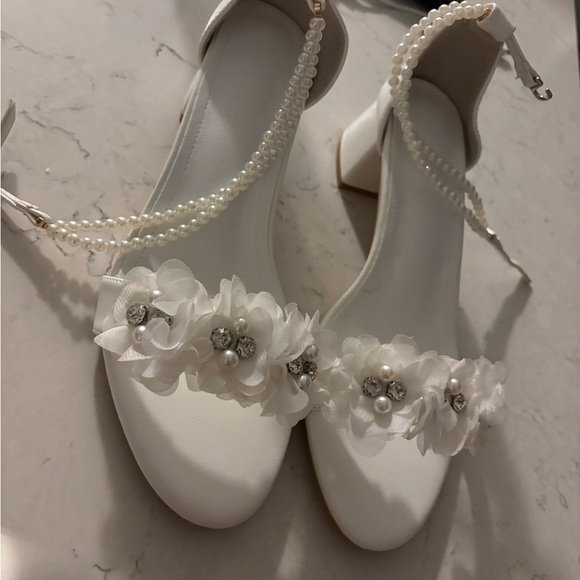 Vintage fashion style faux pearl White Heels with Floral Accents - Picture 13 of 15